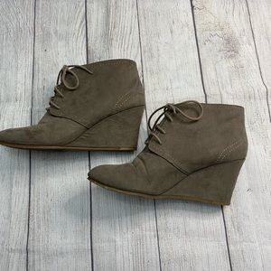 ARIZONA Wedge Booties 11M Beige Lace up dressy casual Wedge shoes